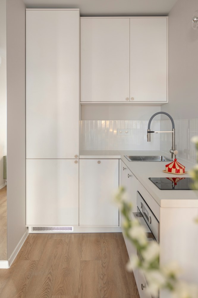A clear, spotless white kitchen